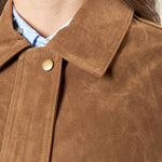 Bomber donna effetto scamosciato. Zip frontale, tasche a filetto e collo a camicia. HM2513 CAMEL FORGET-ME-NOT