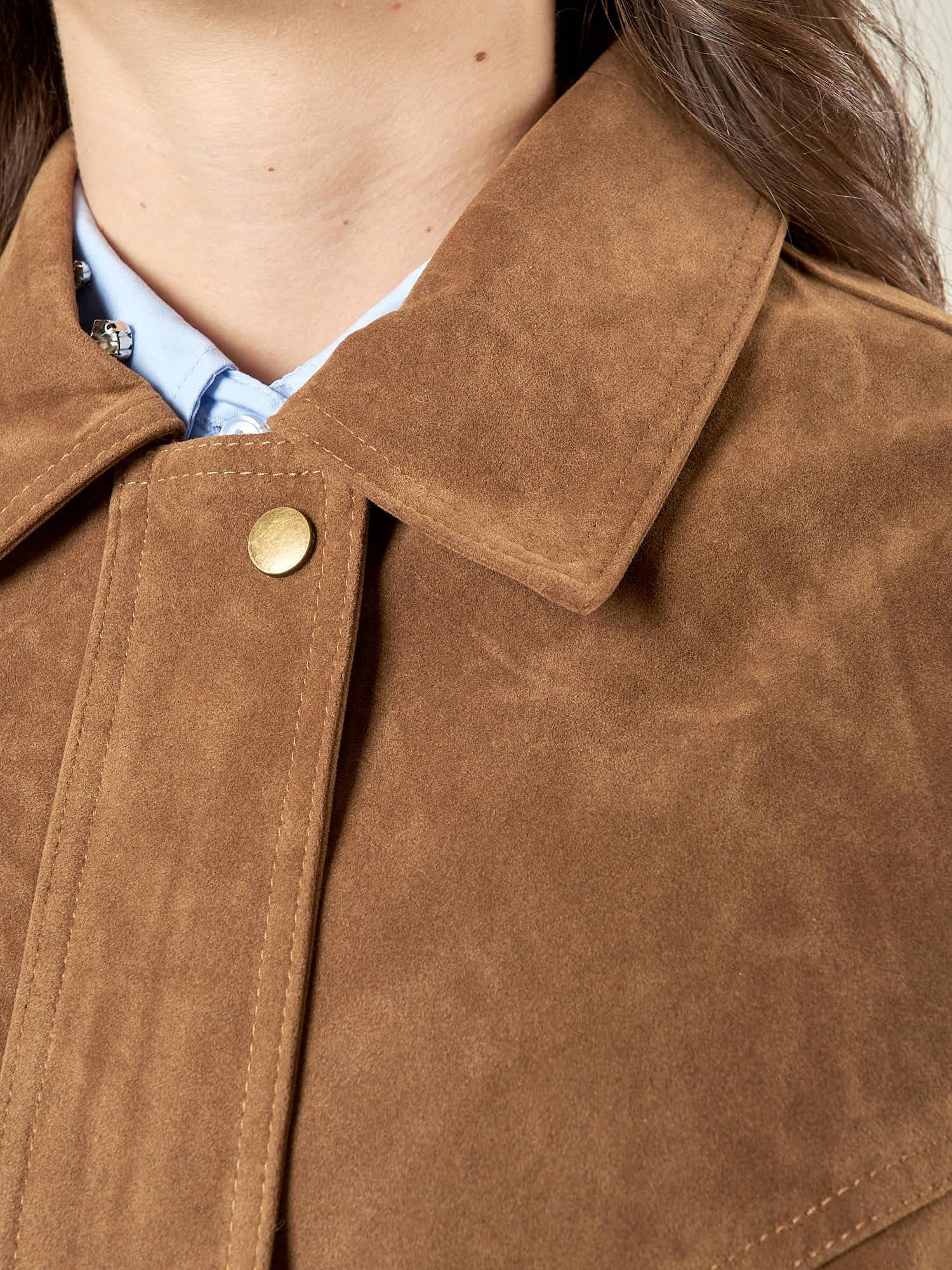 Bomber donna effetto scamosciato. Zip frontale, tasche a filetto e collo a camicia. HM2513 CAMEL FORGET-ME-NOT