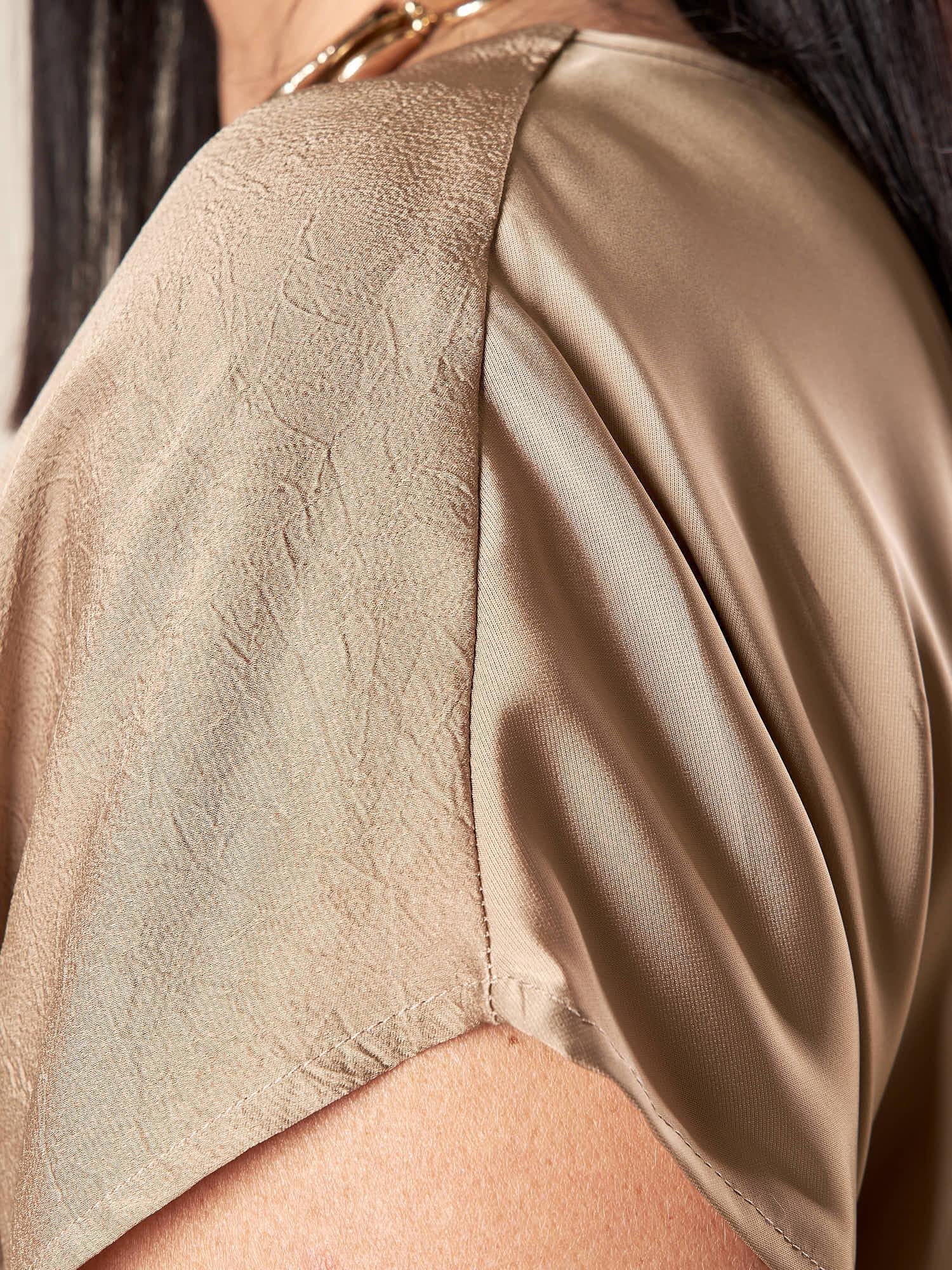 Blusa Donna Curvy Girocollo Ampio   Raso Goffrato Davanti e Spacchetto Laterale. F453YBFKAVI TORTORA Lizalù