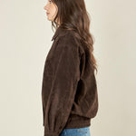 Bomber donna effetto scamosciato. Zip frontale, tasche a filetto e collo a camicia. HM2513 MARRONE FORGET-ME-NOT