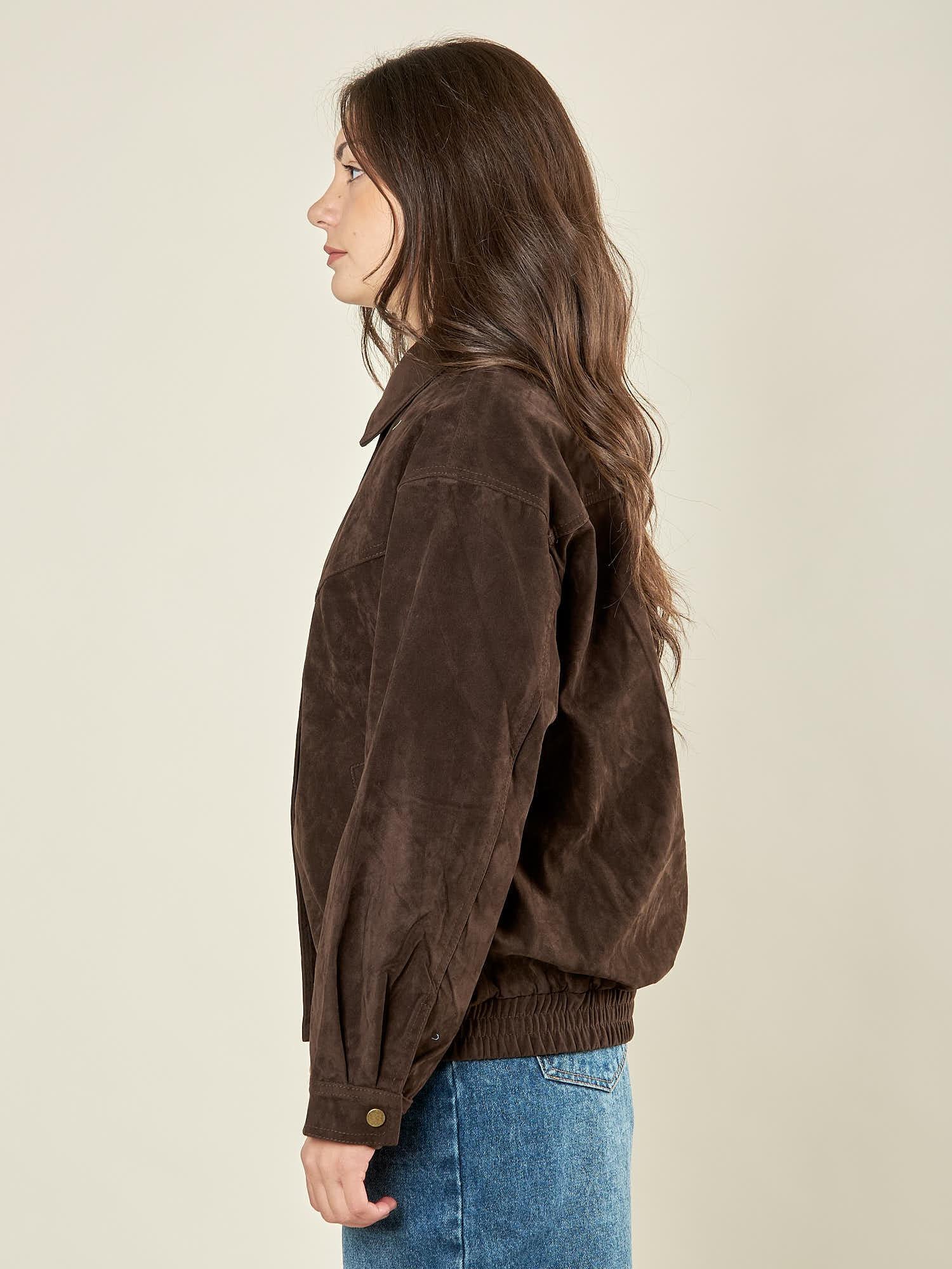 Bomber donna effetto scamosciato. Zip frontale, tasche a filetto e collo a camicia. HM2513 MARRONE FORGET-ME-NOT