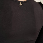 Abito donna corto a maniche lunghe in tessuto elasticizzato. Drappeggio sui lati e scollo quadrato. AB003156 NERO ARTIGLI