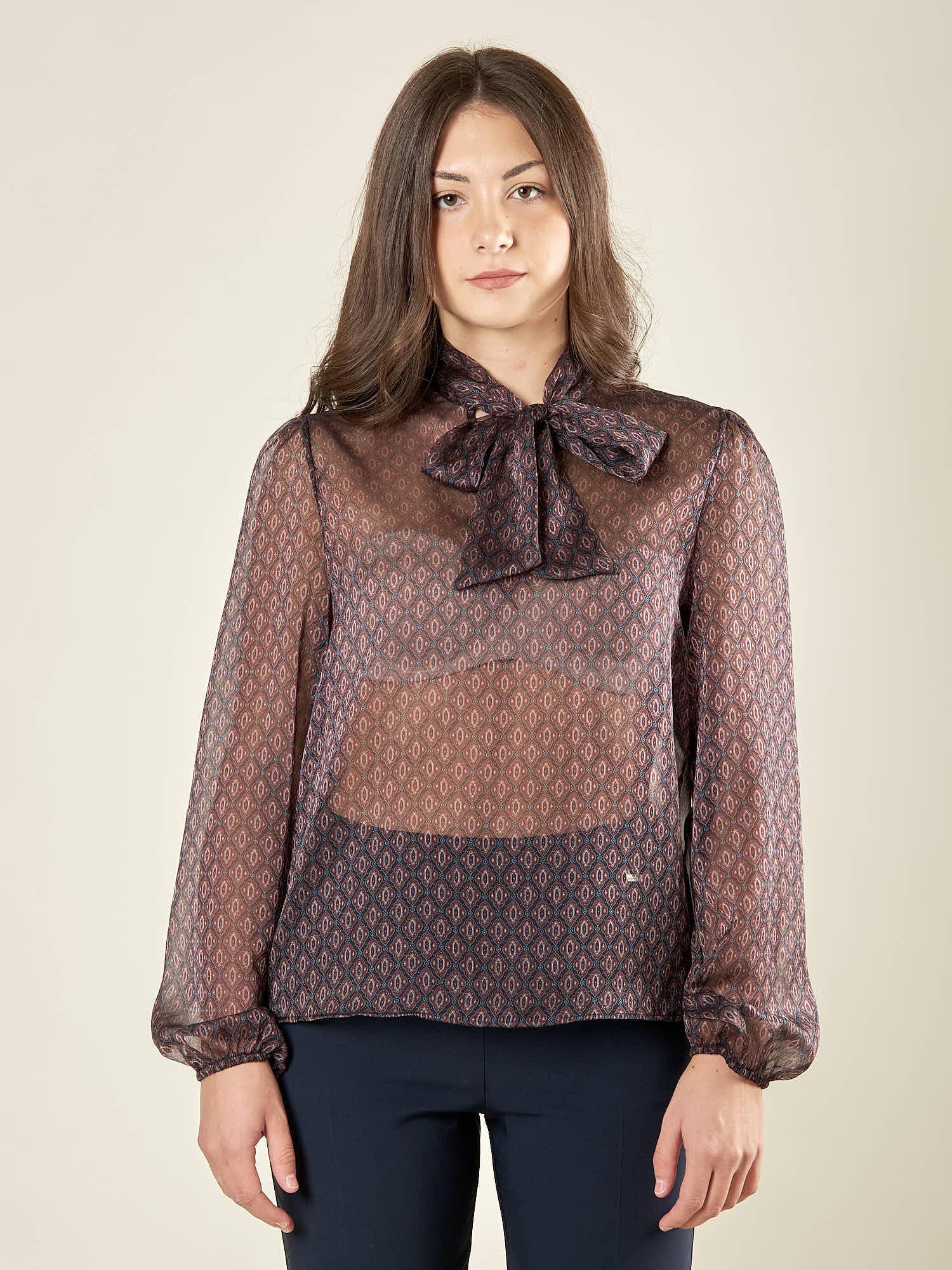 Casacca donna in voile microfantasia con collo a sciarpett. Leggerezza ed eleganza sofisticata. PG158M BORDEAUX EXTASY