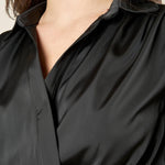 Blusa donna in raso ad incrocio. Collo a camicia e bustino con pieghe sovrapposte. BL003346 NERO ARTIGLI