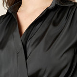 Blusa donna in raso ad incrocio. Collo a camicia e bustino con pieghe sovrapposte. BL003346 NERO ARTIGLI