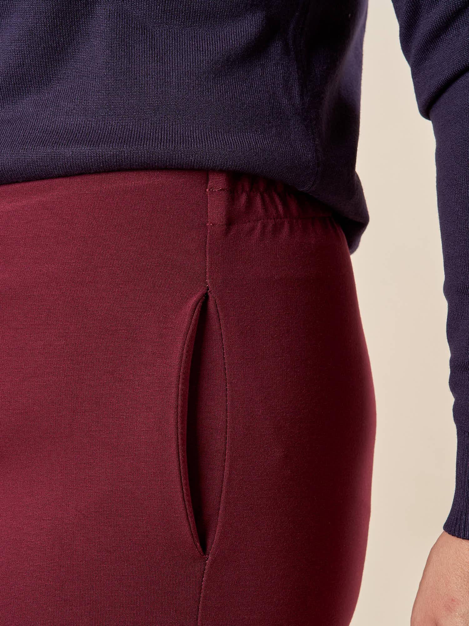 Pantalone Donna Curvy in Punto Milano  Vestibilità a Sigaretta, Tasche a Filetto, Lunghezza alla Caviglia. F708YBFAGGIA AMARONE Lizalù