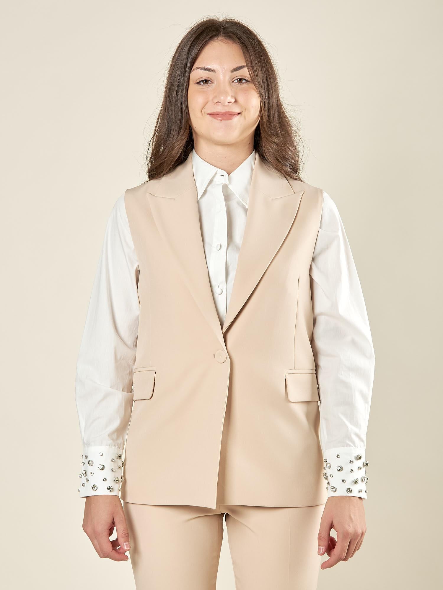 Gilet donna lungo in tessuto tecnico. Chiusura a un bottone, revers a lancia e tasche con pattine. GL003035 ONICE ARTIGLI