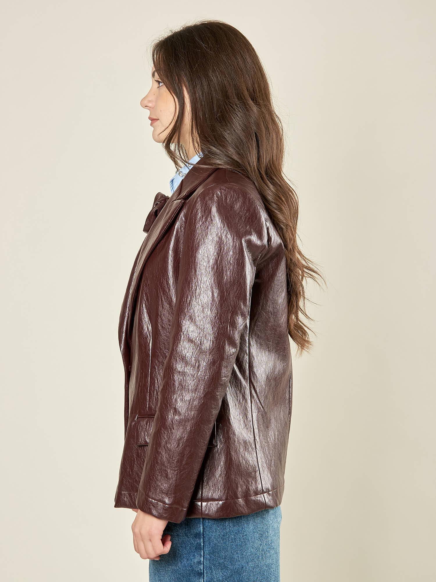 Giacca donna monopetto in ecopelle. Petto a lancia con fiore tono su tono e tasca a pattina. GI003613 BORDEAUX ARTIGLI