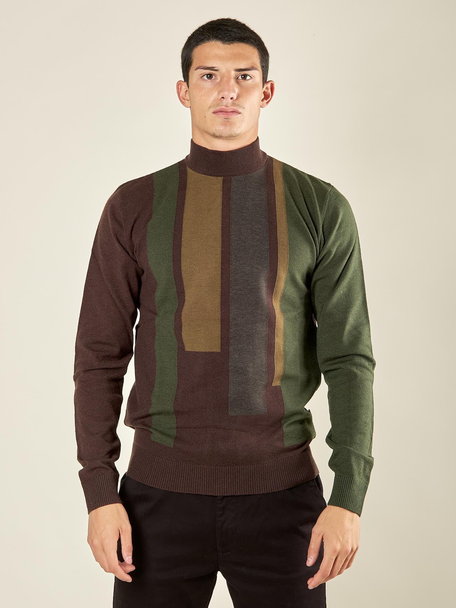 Maglia invernale da uomo in misto viscosa con collo lupetto e righe verticali. Calda, elegante e confortevole, perfetta per look casual o raffinati. MI3174H MORO HAMAKI-HO