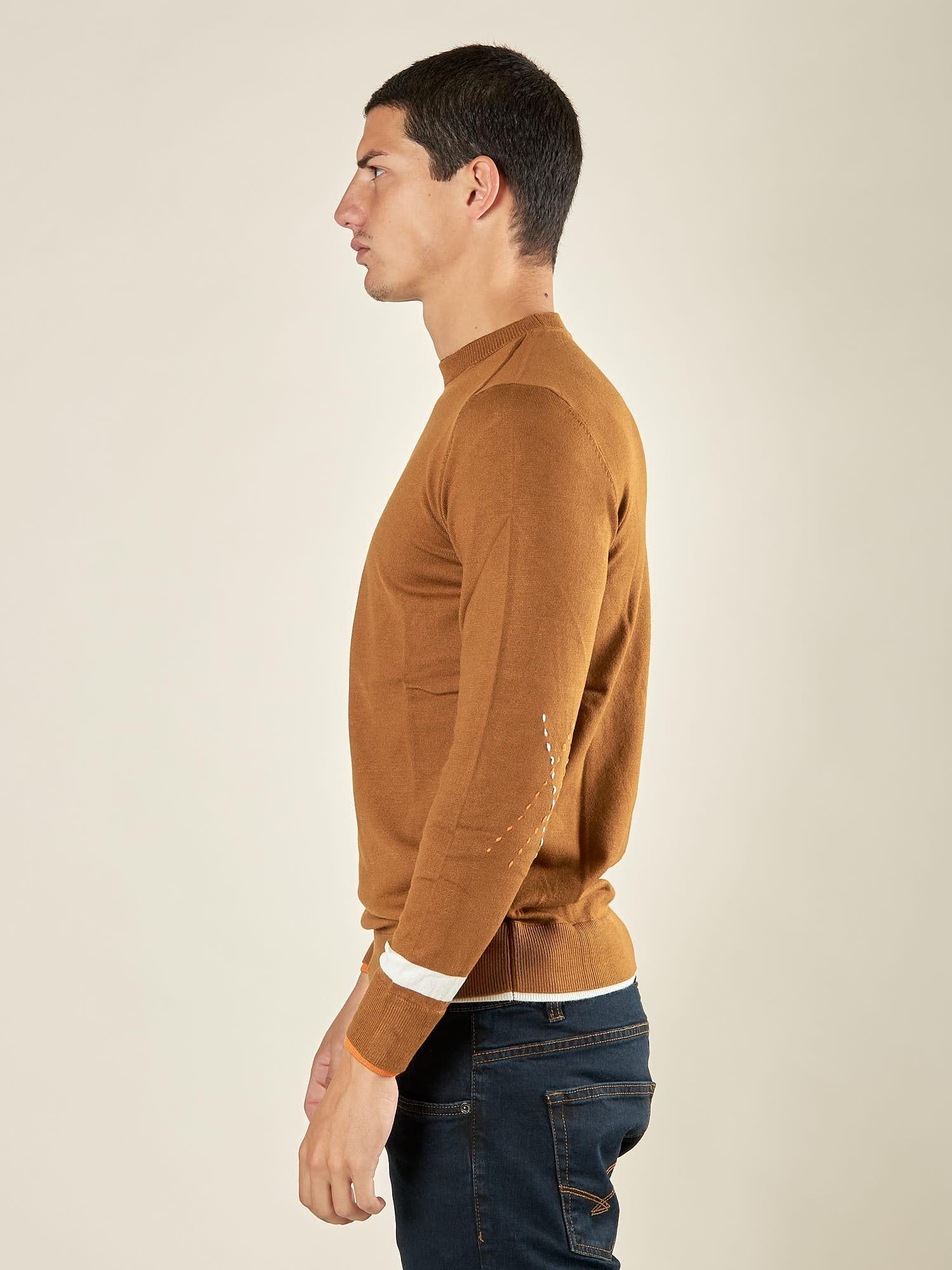 Maglia da uomo girocollo manica lunga in tessuto misto viscosa. Stile moderno e comfort quotidiano. OC1F2W5M85 CAMMELLO OVER-D