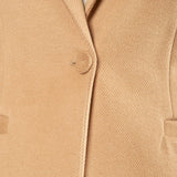 Cappotto donna monopetto ad un bottone. Tasche a filetto, petto a lancia e martingala sul retro. CP003470 CAMMELLO ARTIGLI