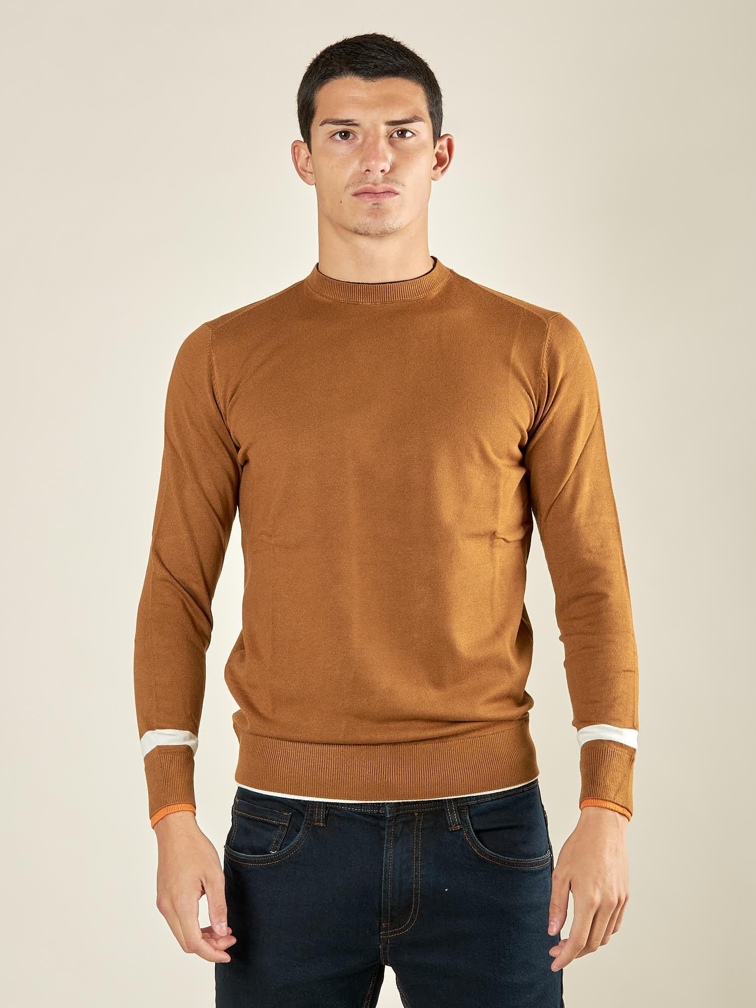 Maglia da uomo girocollo manica lunga in tessuto misto viscosa. Stile moderno e comfort quotidiano. OC1F2W5M85 CAMMELLO OVER-D