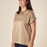 Blusa Donna Curvy Girocollo Ampio   Raso Goffrato Davanti e Spacchetto Laterale. F453YBFKAVI TORTORA Lizalù