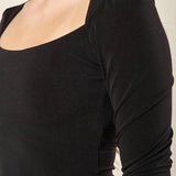 Abito donna corto a maniche lunghe in tessuto elasticizzato. Drappeggio sui lati e scollo quadrato. AB003156 NERO ARTIGLI