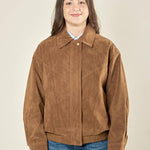 Bomber donna effetto scamosciato. Zip frontale, tasche a filetto e collo a camicia. HM2513 CAMEL FORGET-ME-NOT