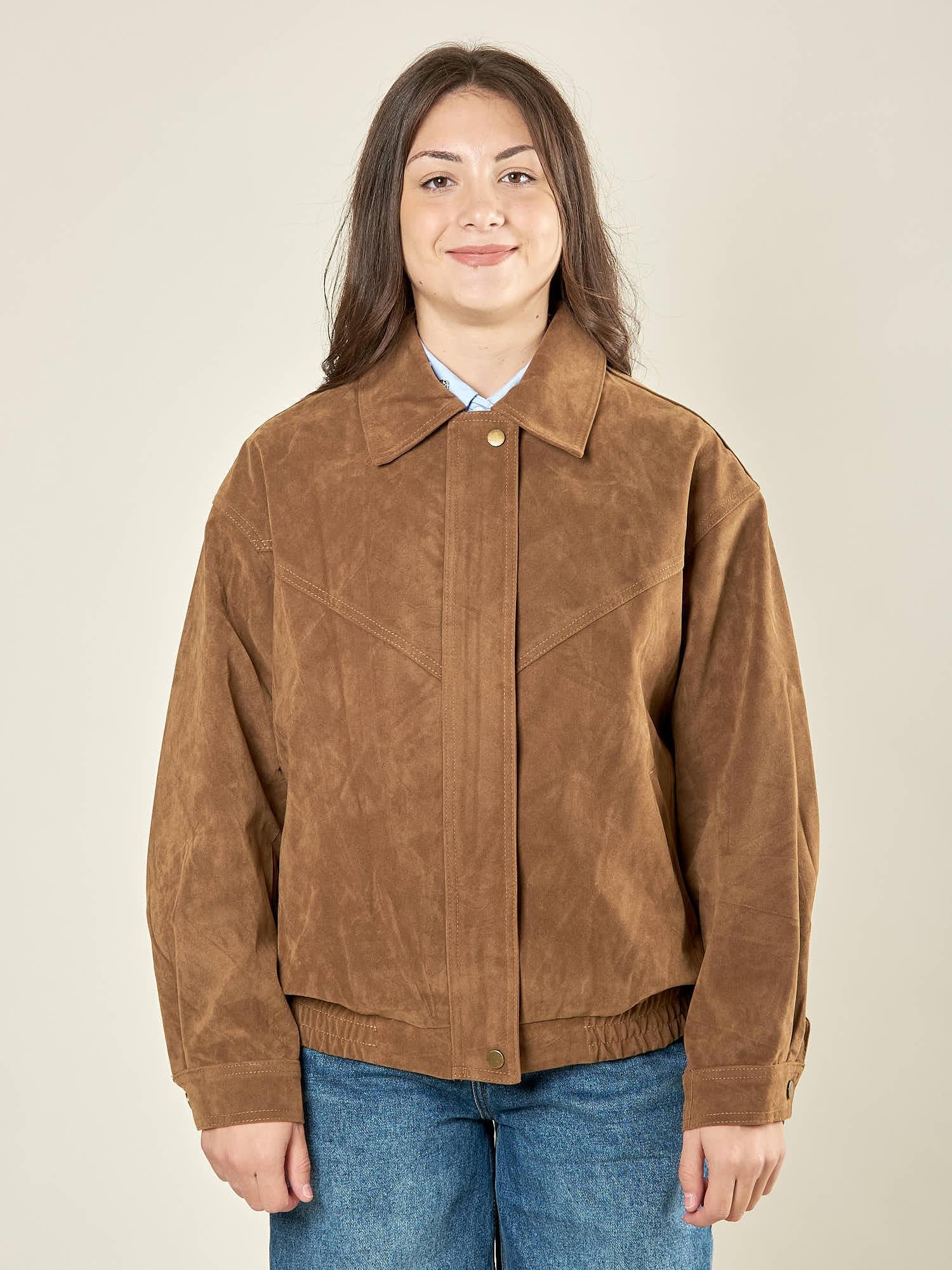 Bomber donna effetto scamosciato. Zip frontale, tasche a filetto e collo a camicia. HM2513 CAMEL FORGET-ME-NOT