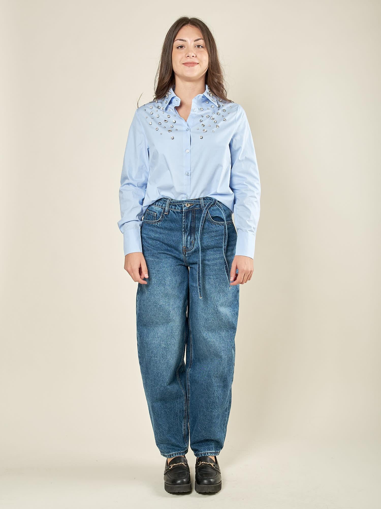 Jeans donna modello balloon. Vestibilità mom fit con laccetto tono su tono. F32129 JEANS BASEVENTI