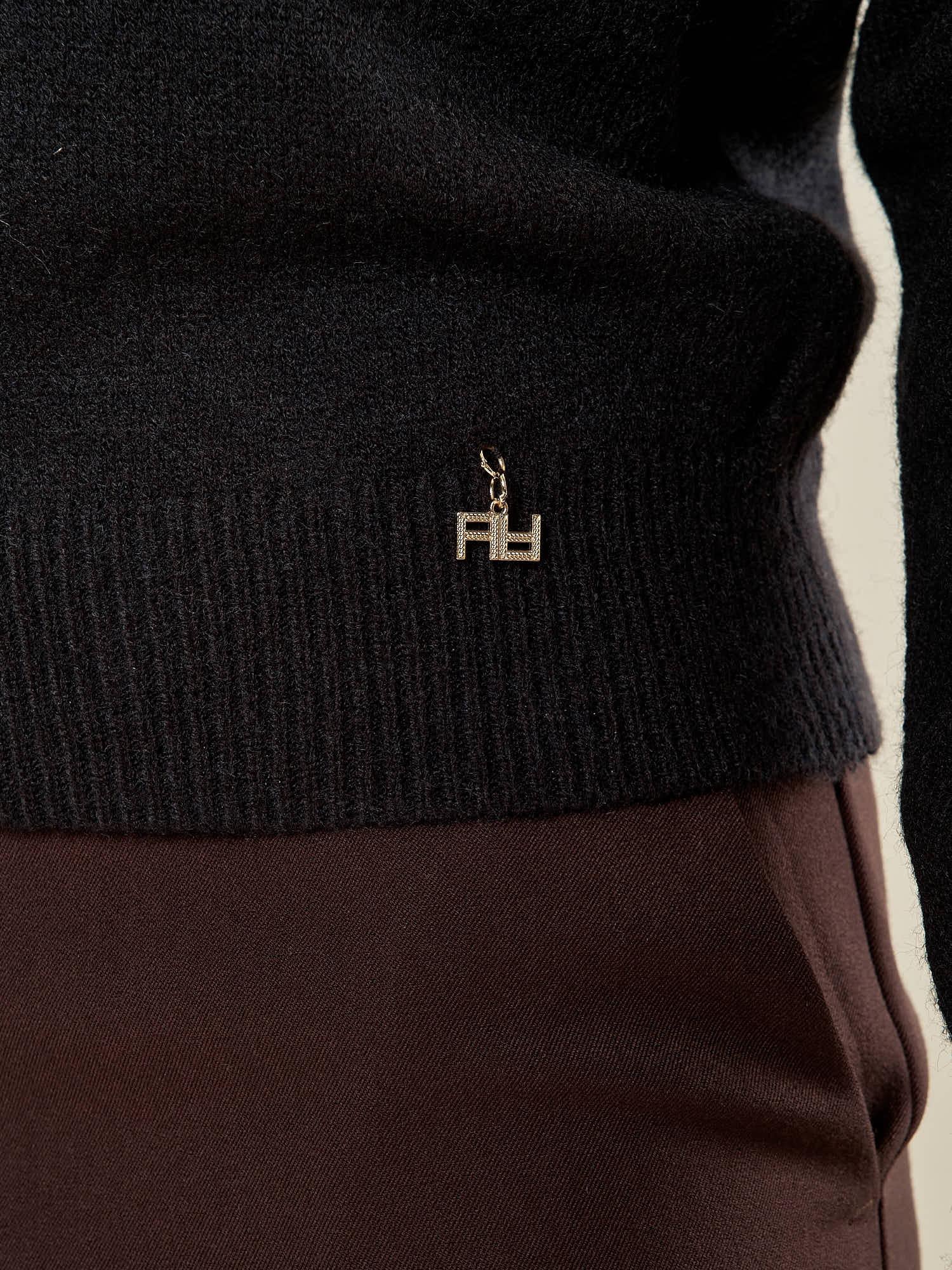 Maglia donna manica lunga con collo alto e applicazioni strass. Eleganza brillante e comfort quotidiano. MA002800 NERO ARTIGLI