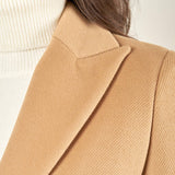 Cappotto donna monopetto ad un bottone. Tasche a filetto, petto a lancia e martingala sul retro. CP003470 CAMMELLO ARTIGLI