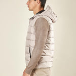Gilet da uomo trapuntato con cappuccio e tasche con zip. Comfort, stile e protezione in ogni stagione. DM9610 MOON GREY DATCH