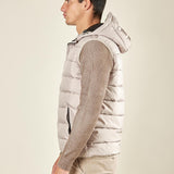 Gilet da uomo trapuntato con cappuccio e tasche con zip. Comfort, stile e protezione in ogni stagione. DM9610 MOON GREY DATCH