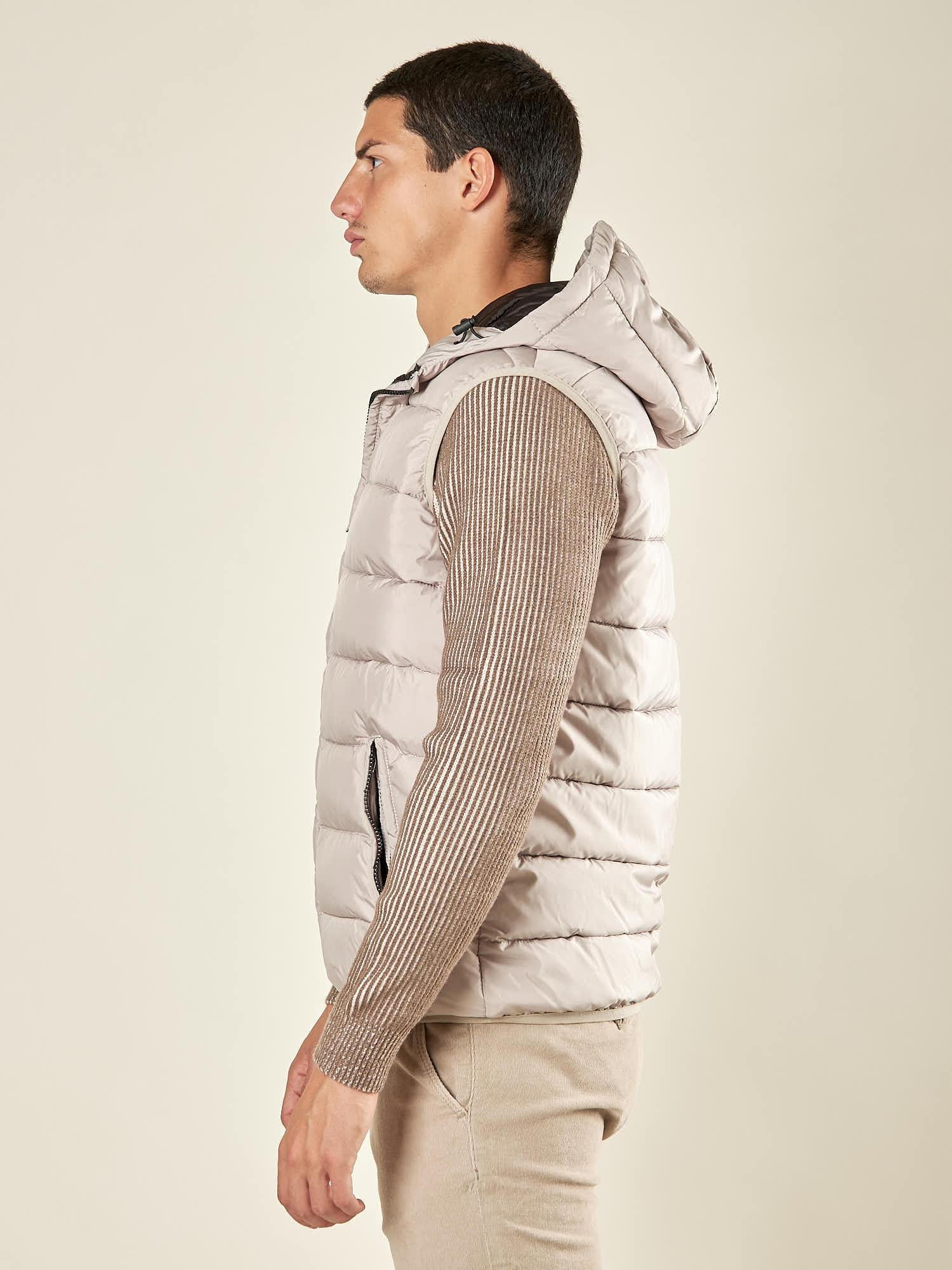 Gilet da uomo trapuntato con cappuccio e tasche con zip. Comfort, stile e protezione in ogni stagione. DM9610 MOON GREY DATCH