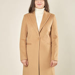 Cappotto donna monopetto ad un bottone. Tasche a filetto, petto a lancia e martingala sul retro. CP003470 CAMMELLO ARTIGLI