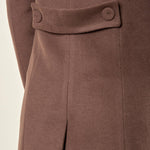 Cappotto donna monopetto ad un bottone. Tasche a filetto, petto a lancia e martingala sul retro. CP003470 CIOCCOLATO ARTIGLI