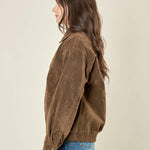 Bomber donna effetto scamosciato. Zip frontale, tasche a filetto e collo a camicia. HM2513 CAFFE FORGET-ME-NOT