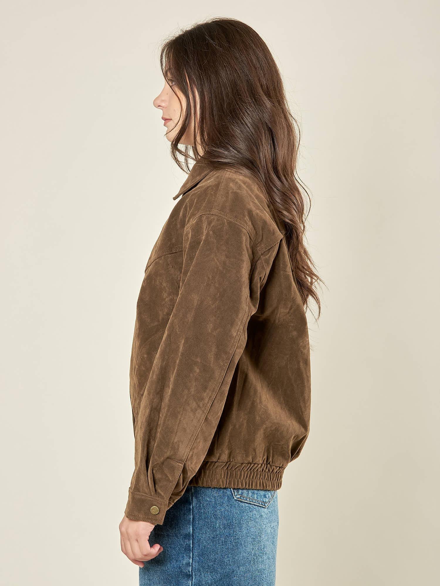 Bomber donna effetto scamosciato. Zip frontale, tasche a filetto e collo a camicia. HM2513 CAFFE FORGET-ME-NOT