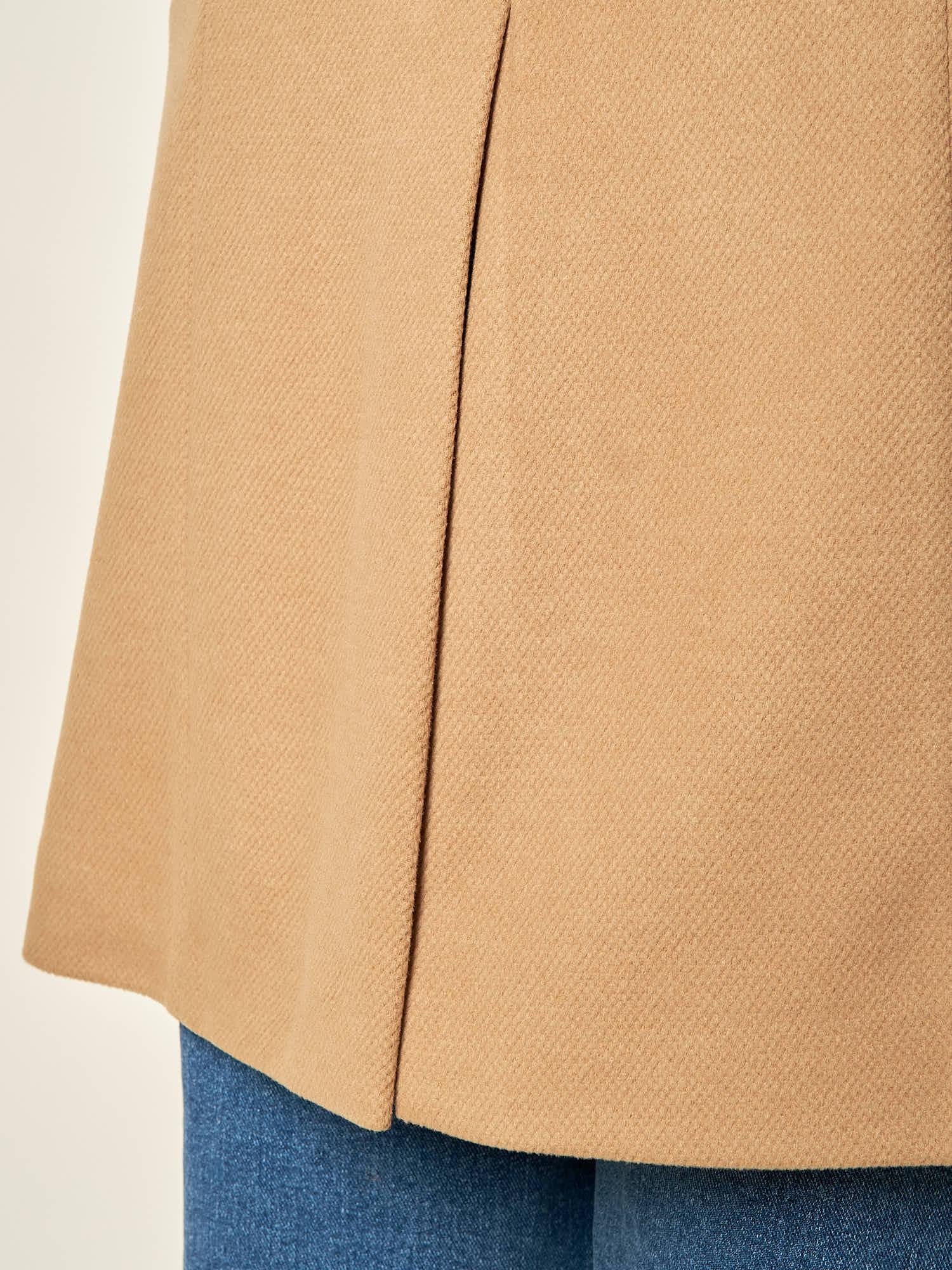 Cappotto donna monopetto ad un bottone. Tasche a filetto, petto a lancia e martingala sul retro. CP003470 CAMMELLO ARTIGLI