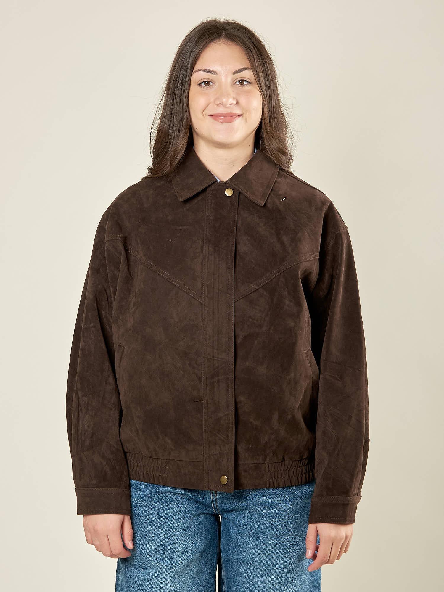 Bomber donna effetto scamosciato. Zip frontale, tasche a filetto e collo a camicia. HM2513 MARRONE FORGET-ME-NOT