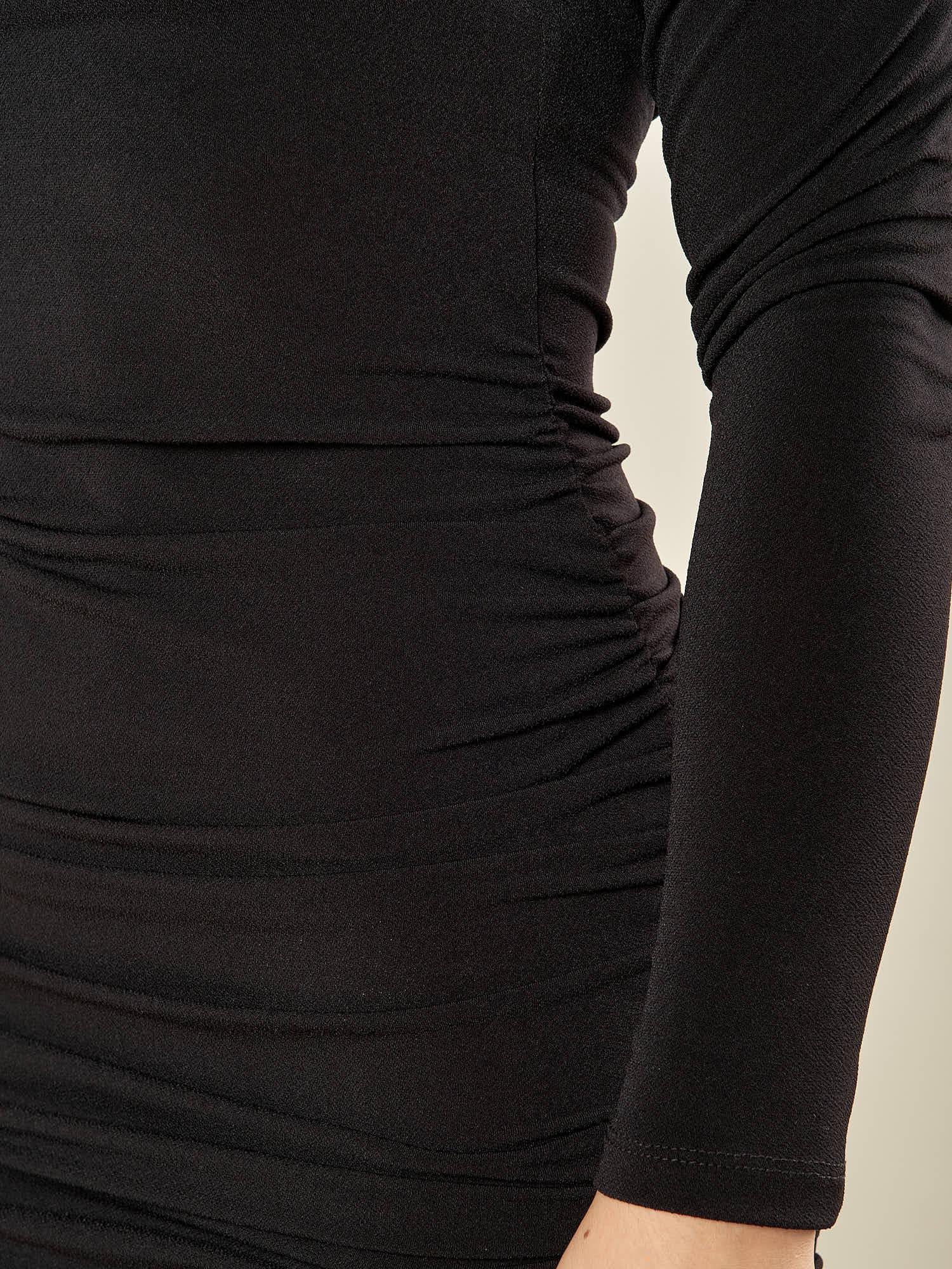 Abito donna corto a maniche lunghe in tessuto elasticizzato. Drappeggio sui lati e scollo quadrato. AB003156 NERO ARTIGLI