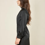 Abito donna corto in raso. Maniche lunghe, effetto portafoglio. AB003442 NERO ARTIGLI