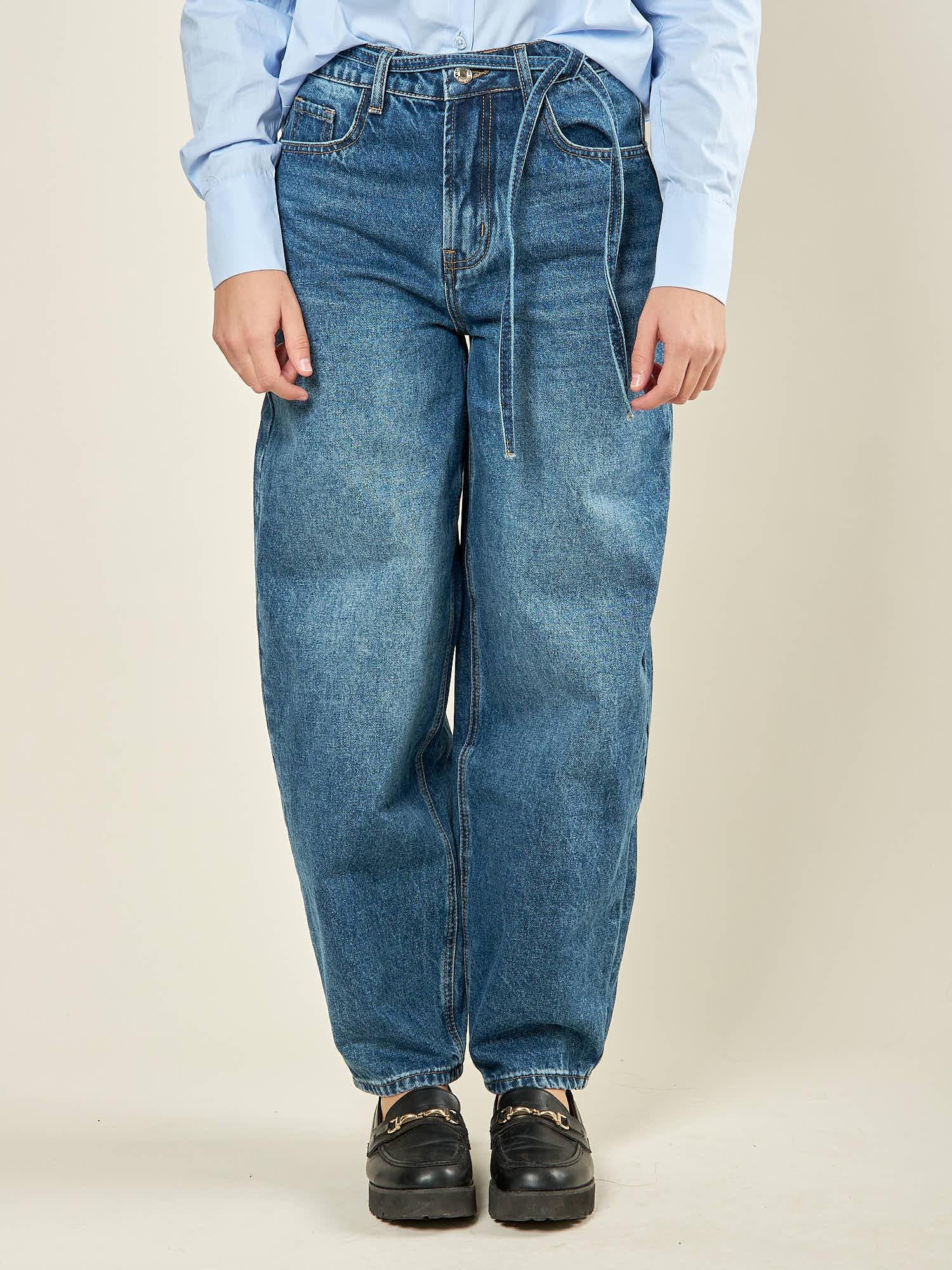 Jeans donna modello balloon. Vestibilità mom fit con laccetto tono su tono. F32129 JEANS BASEVENTI