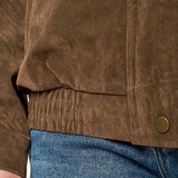 Bomber donna effetto scamosciato. Zip frontale, tasche a filetto e collo a camicia. HM2513 CAFFE FORGET-ME-NOT