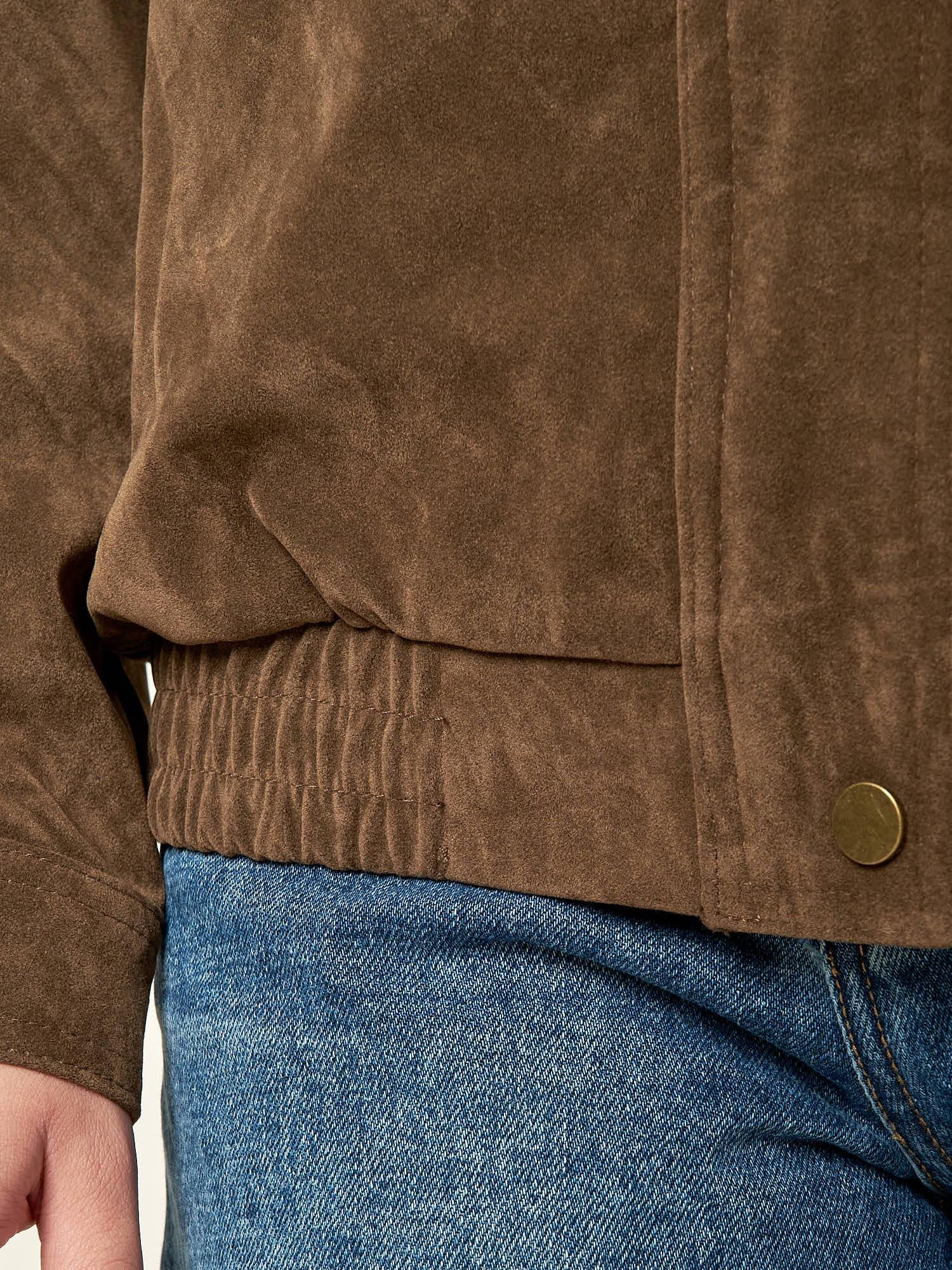 Bomber donna effetto scamosciato. Zip frontale, tasche a filetto e collo a camicia. HM2513 CAFFE FORGET-ME-NOT