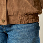 Bomber donna effetto scamosciato. Zip frontale, tasche a filetto e collo a camicia. HM2513 CAMEL FORGET-ME-NOT