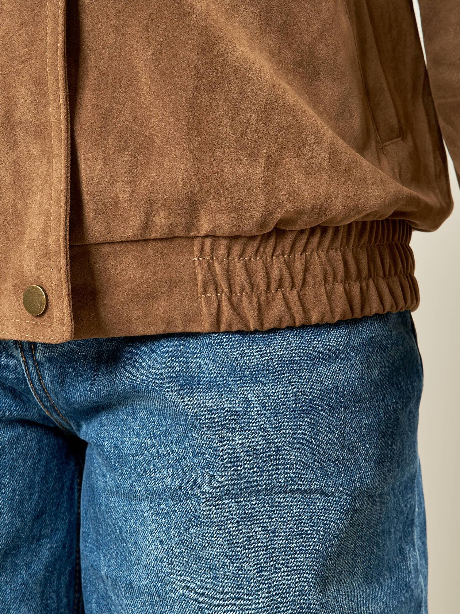 Bomber donna effetto scamosciato. Zip frontale, tasche a filetto e collo a camicia. HM2513 CAMEL FORGET-ME-NOT