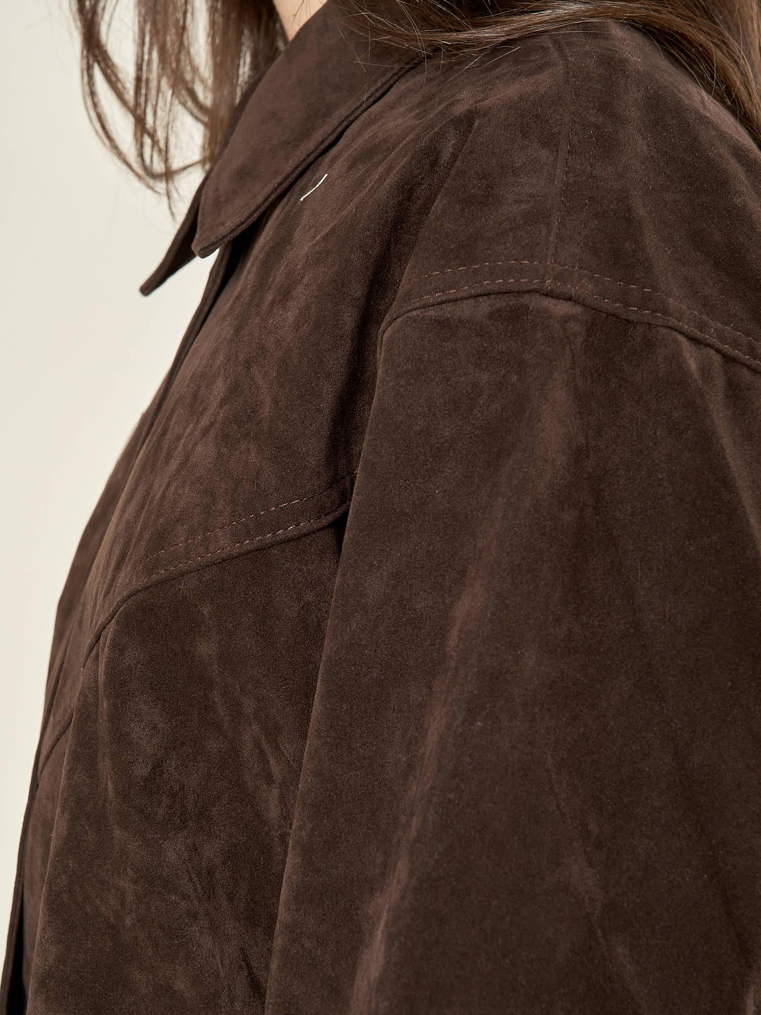 Bomber donna effetto scamosciato. Zip frontale, tasche a filetto e collo a camicia. HM2513 MARRONE FORGET-ME-NOT