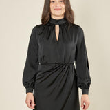 Abito donna corto in raso. Maniche lunghe, effetto portafoglio. AB003442 NERO ARTIGLI