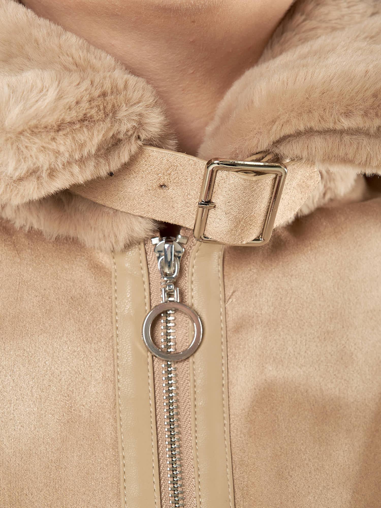 Ecomontone donna con dettagli in ecopelliccia. Zip frontale e tasche con zip. NDR/P78/1 BEIGE LARA PRINCE 