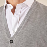 Cardigan Uomo manica lunga in misto viscosa. Eleganza rilassata e comfort naturale. CON/3005900 PERLA CONSENSO 
