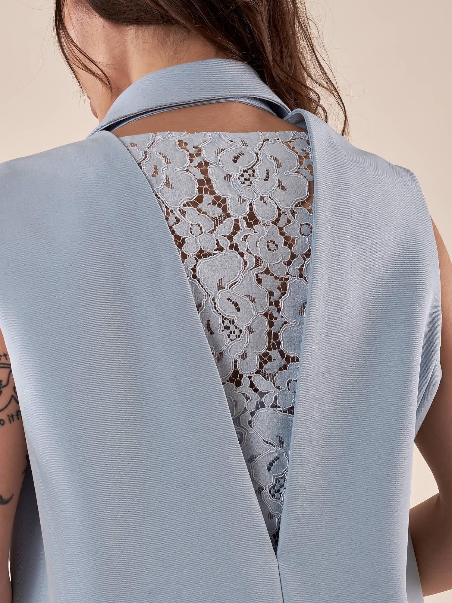 Gilet Donna elegante con inserto in pizzo sul retro e chiusura doppiopetto. GL002440 POLVERE ARTIGLI 