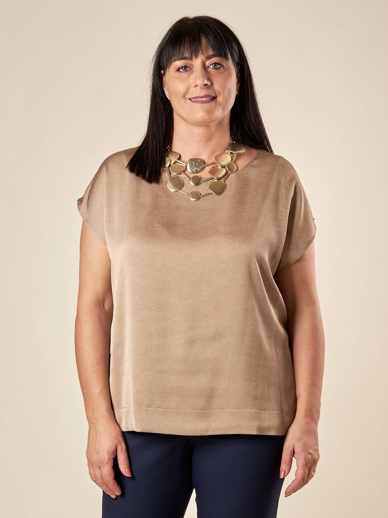Blusa Donna Curvy Girocollo Ampio   Raso Goffrato Davanti e Spacchetto Laterale. F453YBFKAVI TORTORA Lizalù 