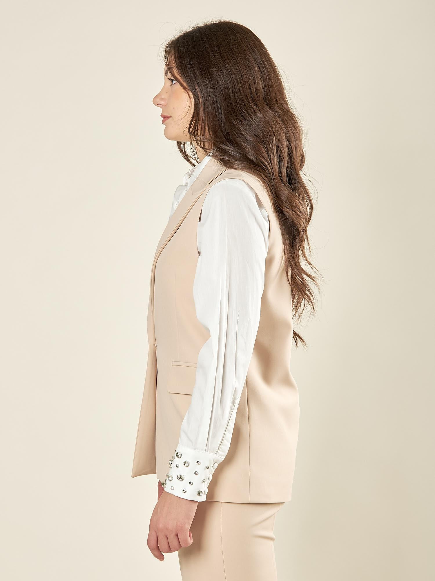 Gilet donna lungo in tessuto tecnico. Chiusura a un bottone, revers a lancia e tasche con pattine. GL003035 ONICE ARTIGLI 