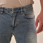 Bermuda di Jeans Chiaro da Uomo con Effetto Sabbiato e Rotture. M48663 DENIM SUPERIOR VINTAGE Uomo 