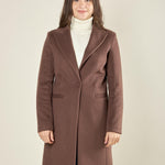 Cappotto donna monopetto ad un bottone. Tasche a filetto, petto a lancia e martingala sul retro. CP003470 CIOCCOLATO ARTIGLI 