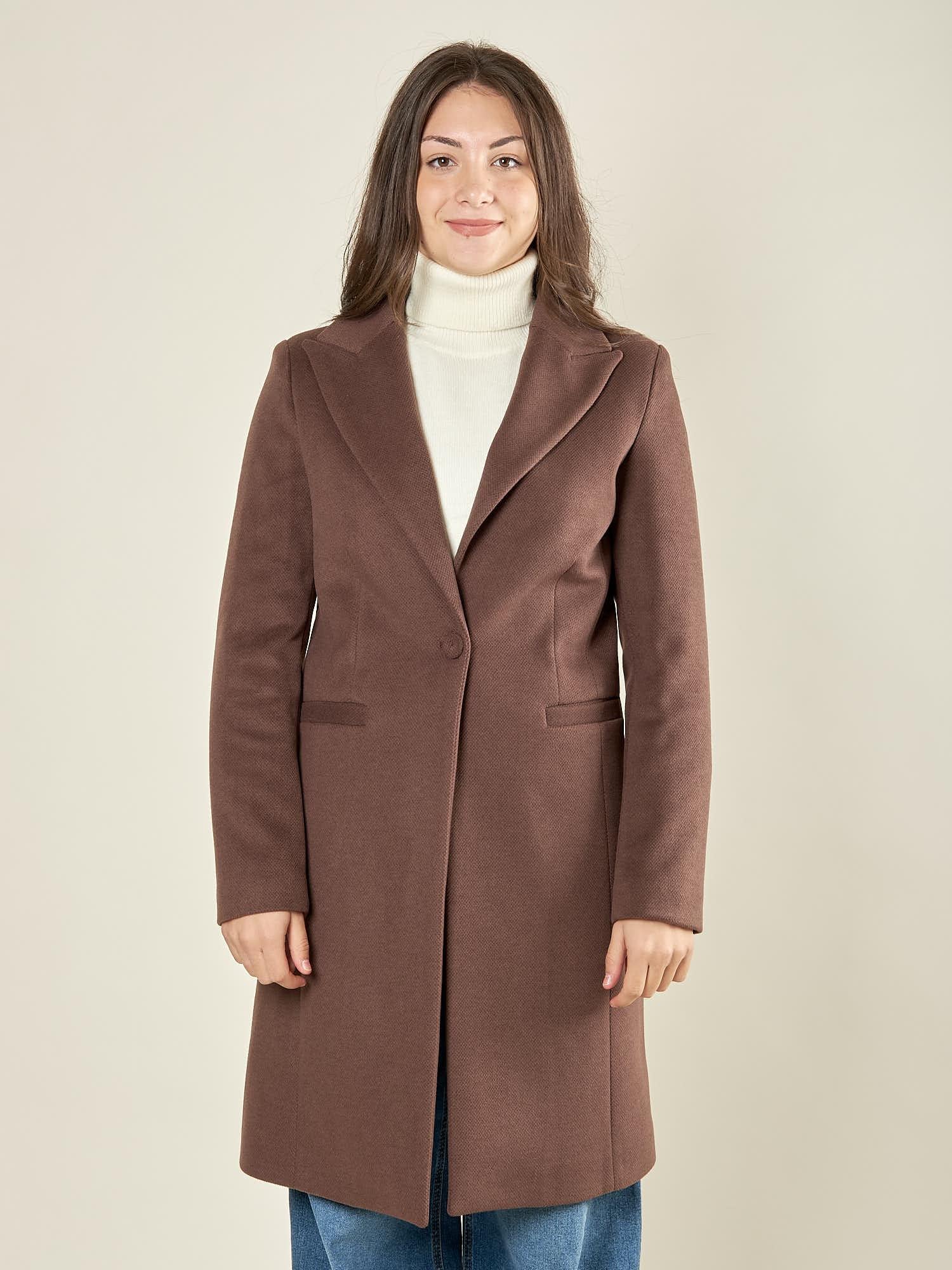 Cappotto donna monopetto ad un bottone. Tasche a filetto, petto a lancia e martingala sul retro. CP003470 CIOCCOLATO ARTIGLI 