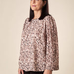 Blusa Donna Curvy Girocollo  Fantasia Animalier con Dettaglio Collana e Pience Comfort. F708YBFSAMU NERO Lizalù 